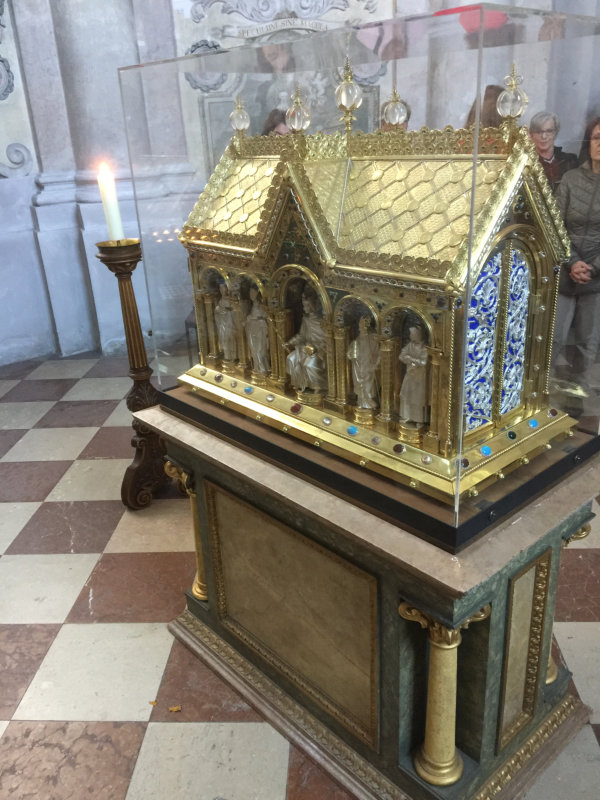 Schrein mit den Reliquien des heiligen St. Korbians
